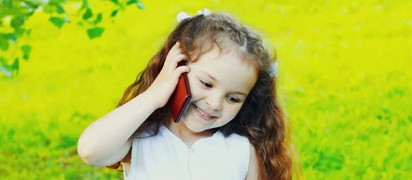 Portrait Une Petite Fille Souriante Parlant Sur Téléphone Extérieur — Photo