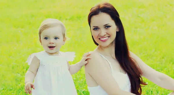 Portrait Mère Heureuse Petite Fille Bébé Sur Herbe Dans Parc — Photo