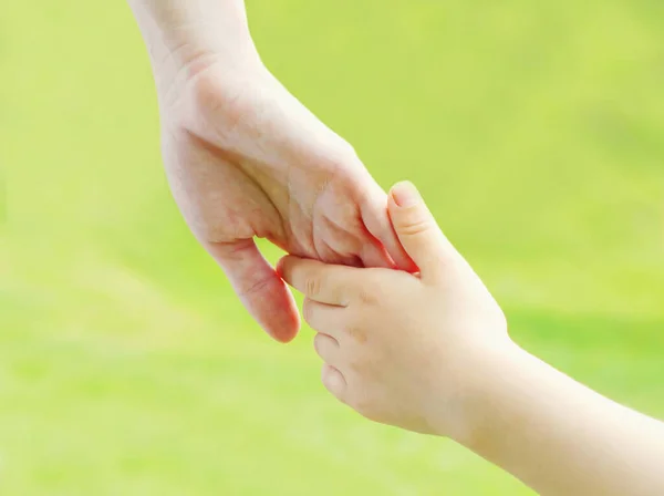 Mão Criança Mão Mãe Fechar Livre — Fotografia de Stock