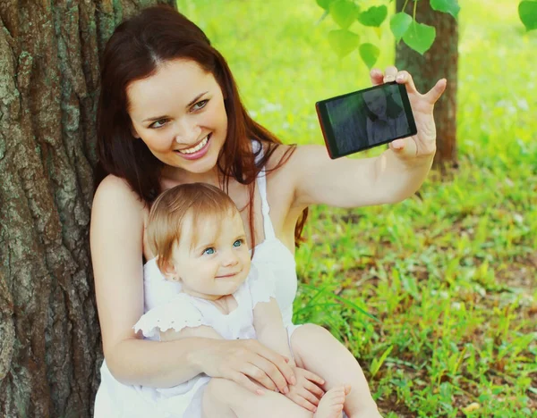 Portrait Une Mère Heureuse Souriante Prenant Selfie Par Smartphone Avec — Photo