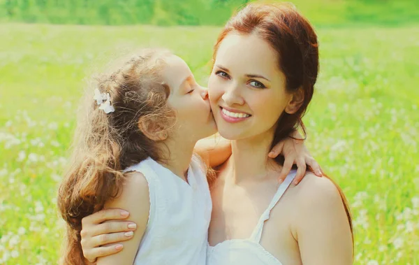 Retrato Criança Pequena Filha Beijando Sua Mãe Sorridente Feliz Grama — Fotografia de Stock