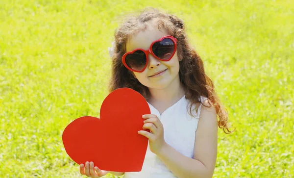 Portret Uroczej Dziewczynki Dużym Czerwonym Papierowym Sercem Zewnątrz — Zdjęcie stockowe