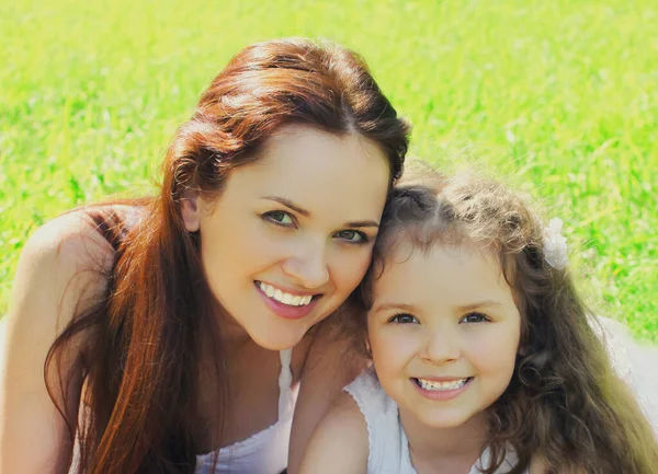 Retrato Bela Mãe Sorridente Feliz Com Criança Menina Grama Parque — Fotografia de Stock