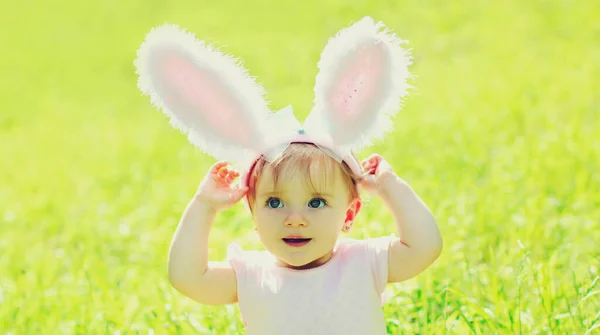 Zomer Portret Van Vrolijke Baby Met Konijnenoren Een Zonnige Dag — Stockfoto