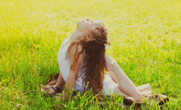 Маленькая Девочка Занимающаяся Йогой Растягивается Траве Солнечный Летний День — стоковое фото