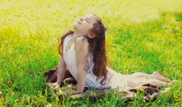 Küçük Kız Yoga Yapıyor Güneşli Yaz Gününde Çimlerin Üzerinde Geriniyor — Stok fotoğraf