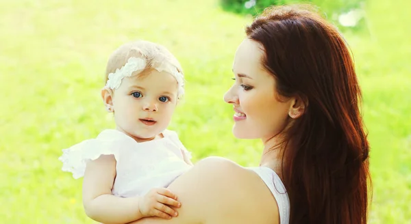 Portret Van Een Gelukkige Moeder Een Kleine Baby Een Zomerpark — Stockfoto