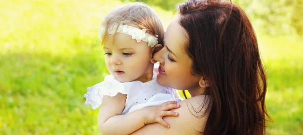 Portret Van Een Gelukkige Moeder Een Kleine Baby Een Zomerpark — Stockfoto