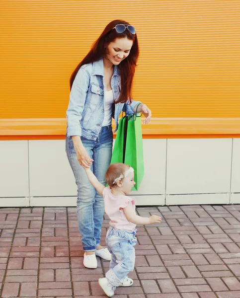 Feliz Madre Sonriente Bebé Caminando Con Bolsas Compras Una Ciudad —  Fotos de Stock
