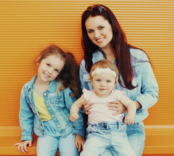 Familie Portret Van Moeder Met Kinderen Twee Kleine Meisjes Dragen — Stockfoto