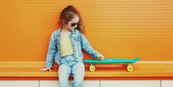 Snygg Liten Flicka Barn Med Skateboard Staden Orange Bakgrund — Stockfoto