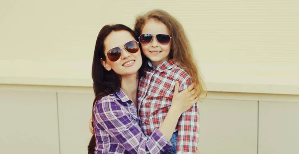 어머니와 아이가 선글라스를 도시에서 체크무늬 셔츠를 — 스톡 사진