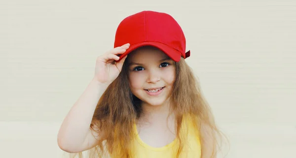 Portrét Zblízka Krásná Holčička Dlouhými Vlasy Nosí Červenou Baseballovou Čepici — Stock fotografie