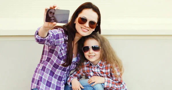 Retrato Feliz Sorridente Mãe Criança Tirando Uma Foto Selfie Por — Fotografia de Stock