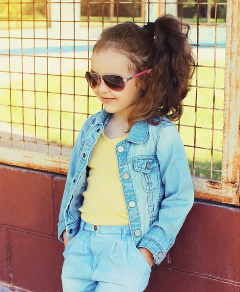 Retrato Niña Elegante Con Una Ropa Vaquera Posando Ciudad —  Fotos de Stock