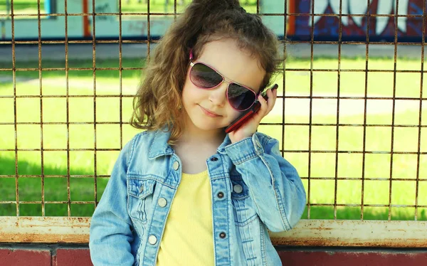 Πορτρέτο Του Μικρού Κοριτσιού Μιλάει Ένα Τηλέφωνο Ένα Δρόμο Της — Φωτογραφία Αρχείου