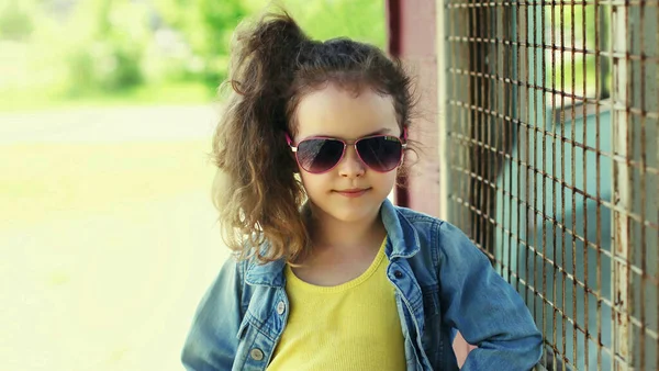 Porträtt Snygg Liten Flicka Barn Bär Jeans Kläder Poserar Staden — Stockfoto