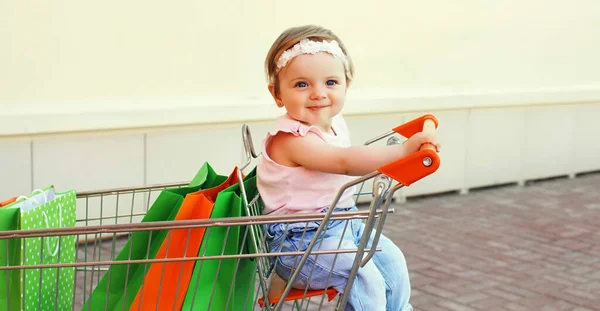 Bambino Felice Con Borse Della Spesa Seduto Carrello Una Città — Foto Stock