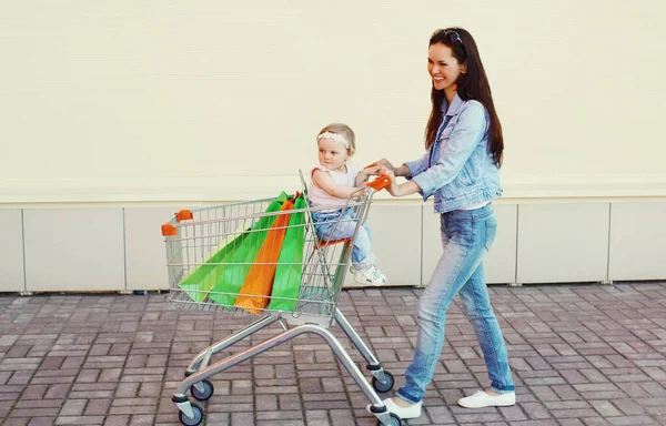 Alışveriş Çantaları Tramvay Arabasıyla Şehirde Yürüyen Mutlu Anne Çocuk — Stok fotoğraf