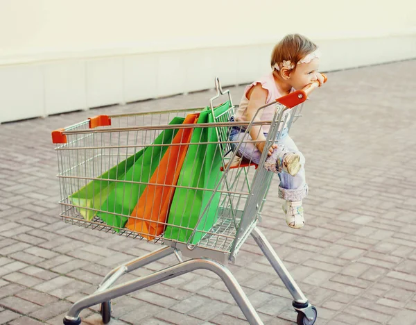 Šťastné Dítě Nákupními Taškami Sedí Vozíku Městě — Stock fotografie