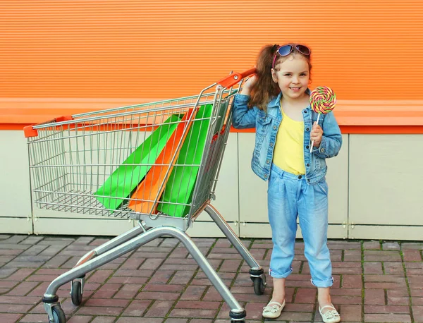 Dívka Dítě Vozíkem Vozík Nákupní Tašky Sobě Džínové Oblečení Ulici — Stock fotografie