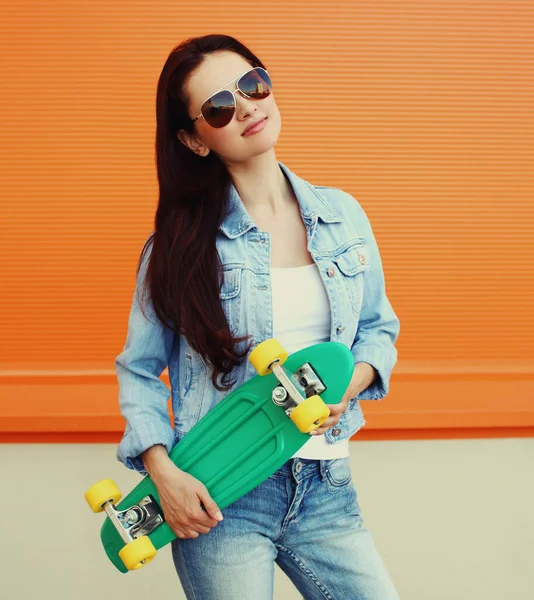 Ritratto Primo Piano Giovane Donna Con Skateboard Verde Sfondo Arancione — Foto Stock