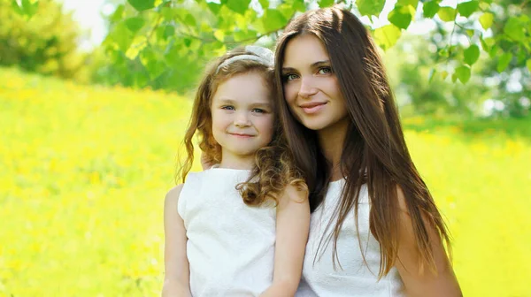 Portrait Beautiful Happy Smiling Mother Little Girl Child Grass Summer — Stock Photo, Image