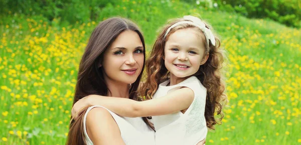 Portrait Beautiful Happy Smiling Mother Little Girl Child Grass Summer — Stock Photo, Image