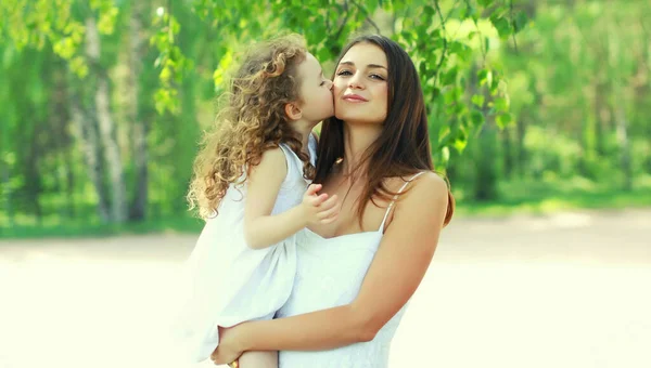 Figlia Piccola Che Bacia Sua Mamma Amorevole Parco Estivo — Foto Stock