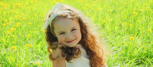 Portret Bliska Dziewczynki Wiosennym Słonecznym Polu — Zdjęcie stockowe