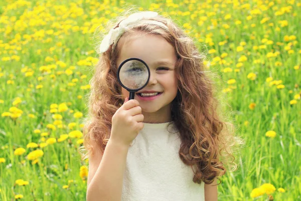 Barn Tittar Genom Ett Förstoringsglas Gräset Sommardagen — Stockfoto