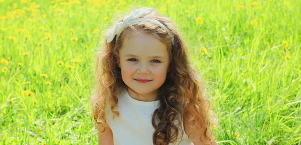 Retrato Close Criança Menina Campo Ensolarado Primavera — Fotografia de Stock