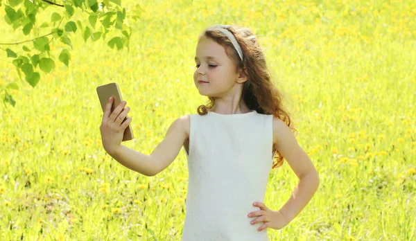 Küçük Bir Kızın Portresi Yaz Parkında Akıllı Telefondan Selfie Çekiyor — Stok fotoğraf