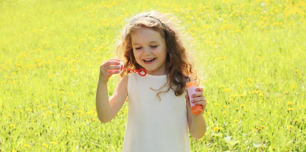 Yaz Günü Sabun Köpüğü Üfleyen Küçük Bir Kızın Portresi — Stok fotoğraf