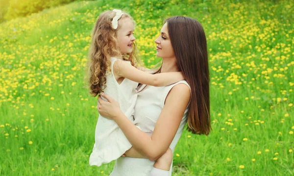 Retrato Feliz Madre Sonriente Con Una Niña Pequeña Césped Parque —  Fotos de Stock