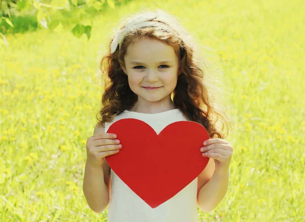 Портрет Милої Маленької Дівчинки Великим Червоним Паперовим Серцем Відкритому Повітрі — стокове фото