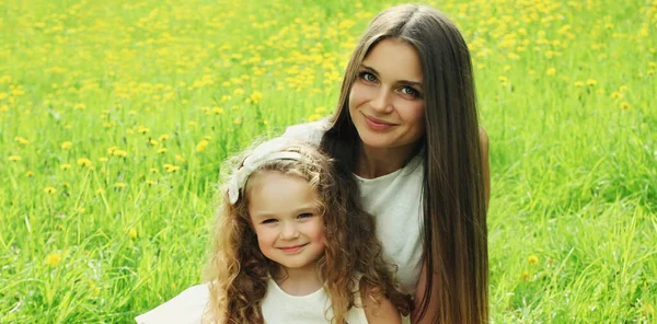 Portrait Beautiful Happy Smiling Mother Little Girl Child Grass Summer — Stock Photo, Image