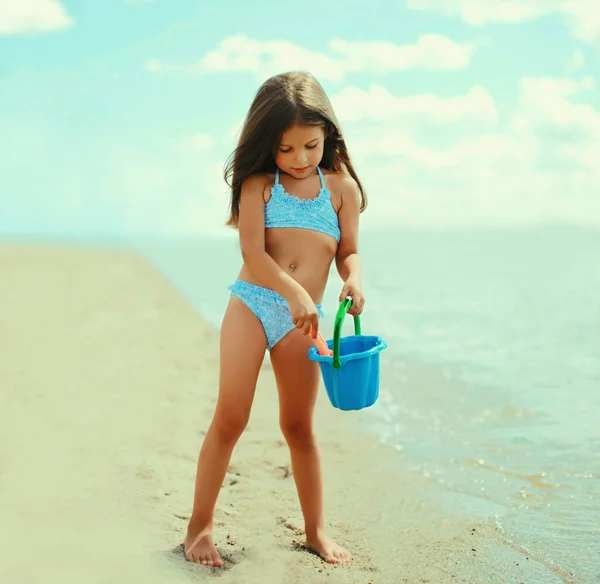 Küçük Kız Yaz Günü Kumsalda Oyuncaklarla Oynuyor — Stok fotoğraf