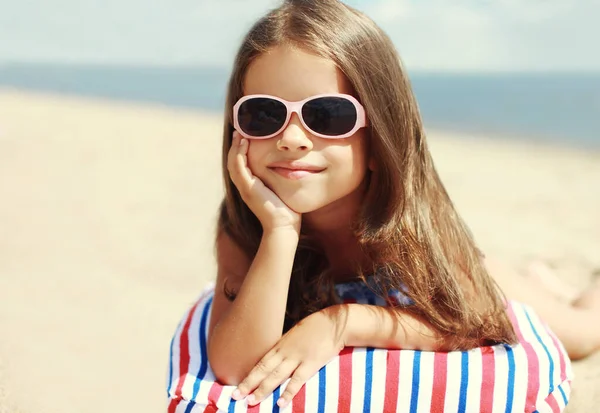 Summer Portrait Child Little Girl Lying Sand Beach — Stock Photo, Image