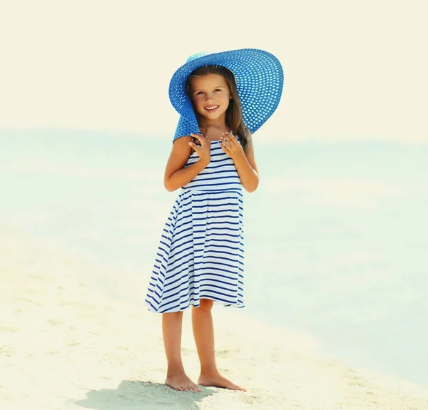 Sommer Porträt Schöne Kleine Mädchen Kind Trägt Ein Gestreiftes Kleid — Stockfoto