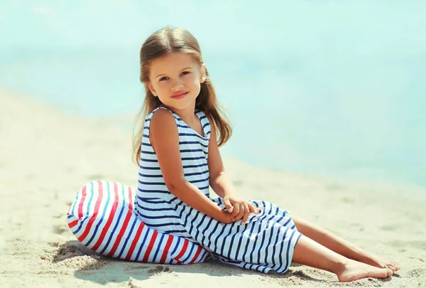 Sommer Porträt Kleines Mädchen Kind Trägt Ein Gestreiftes Kleid Sitzt — Stockfoto