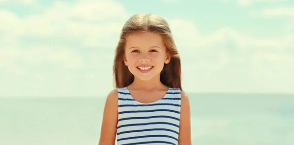 Καλοκαίρι Πορτρέτο Χαρούμενο Χαμογελαστό Κοριτσάκι Φορώντας Ένα Ριγέ Φόρεμα Μια — Φωτογραφία Αρχείου