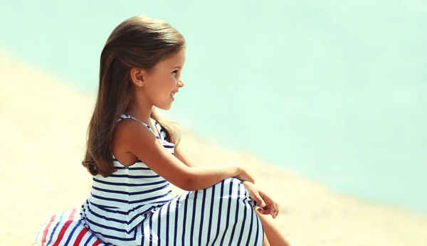Verão Retrato Menina Criança Sentada Uma Praia Areia Olhando Para — Fotografia de Stock