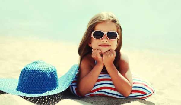 Verão Retrato Criança Menina Deitada Uma Areia Praia — Fotografia de Stock