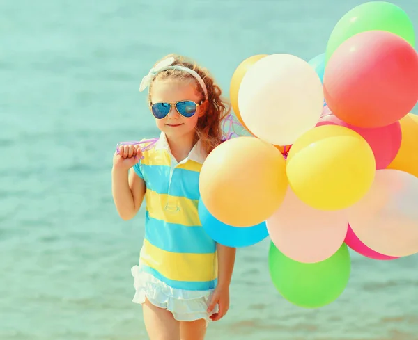 Kleines Mädchen Mit Bunten Luftballons Strand Über Einem Meeresgrund — Stockfoto