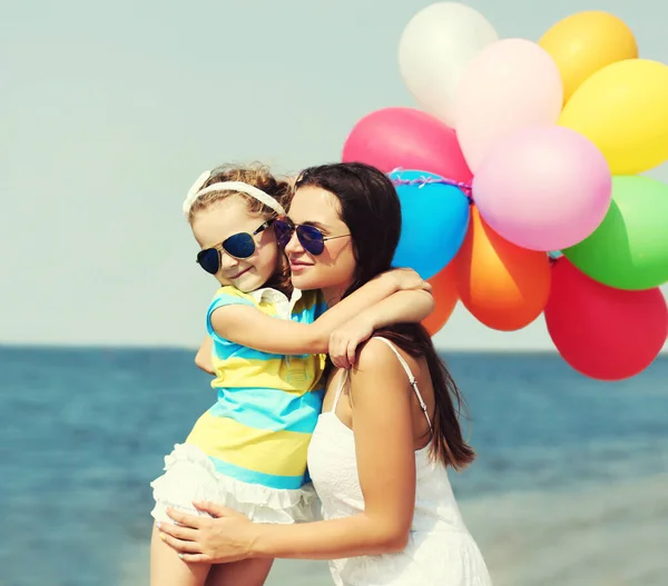 Happy Mother Little Girl Child Colorful Balloons Beach Sea Background — Stock Photo, Image