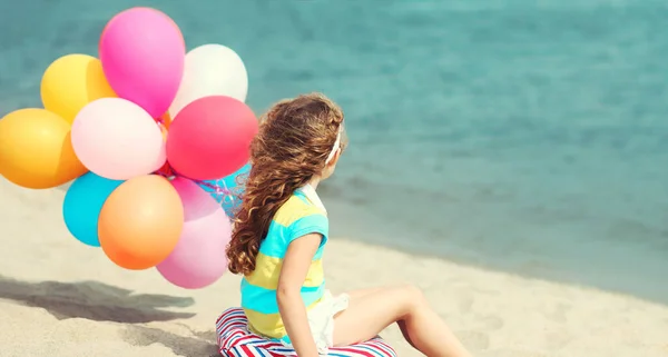 Маленькая Девочка Красочными Воздушными Шарами Пляже Морском Фоне — стоковое фото
