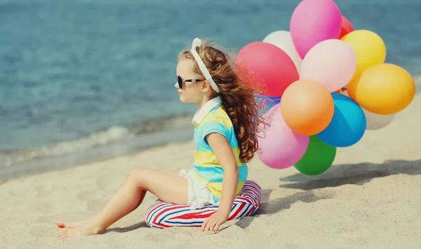 Kleines Mädchen Mit Bunten Luftballons Strand Über Einem Meeresgrund — Stockfoto