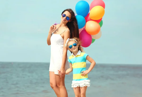 Madre Feliz Niño Niña Con Globos Colores Una Playa Sobre — Foto de Stock