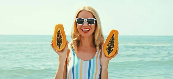 Letní Portrét Šťastně Usmívající Mladé Ženy Pláži Papájou Mořském Pozadí — Stock fotografie